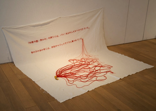 牛島光太郎の作品『scene』。文字を刺繍した物語性の強い作品。