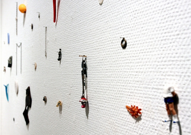 牛島光太郎の作品『みちのもの』。国内外の路上や駅などで拾い集めているモノ（キーホルダーやボタンやピアスなど）を展示した作品。