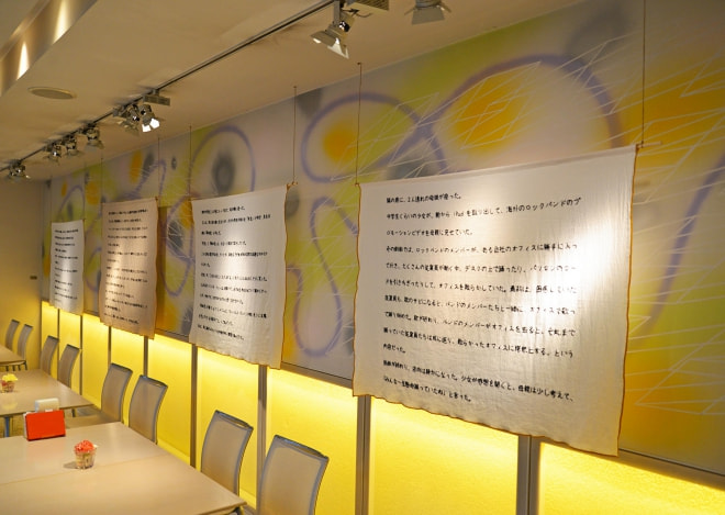 牛島光太郎の作品『何も起きない話』。会場となる千草ホテル（福岡県・北九州市）のカフェに数日間、取材。取材中に見聞きしたことをもとに制作した作品。