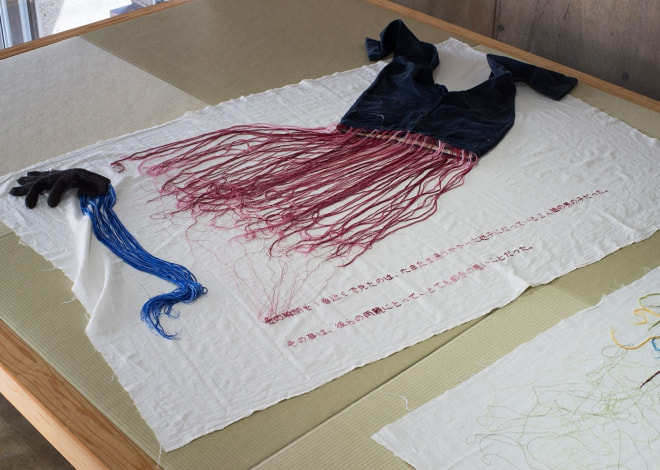 牛島光太郎の作品『scene』。文字を刺繍した物語性の強い作品。