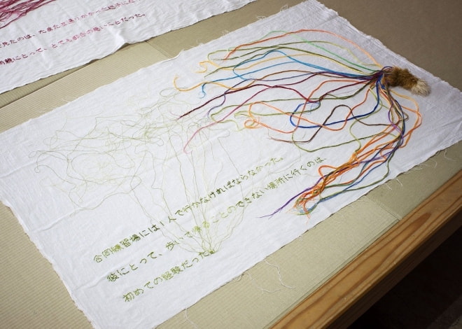 牛島光太郎の作品『scene』。文字を刺繍した物語性の強い作品。