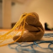 牛島光太郎の作品『scene』。文字を刺繍した物語性の強い作品。
