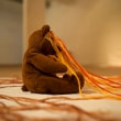 牛島光太郎の作品『scene』。文字を刺繍した物語性の強い作品。
