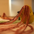 牛島光太郎の作品『scene』。文字を刺繍した物語性の強い作品。