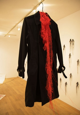 牛島光太郎の作品『scene』。文字を刺繍した物語性の強い作品。