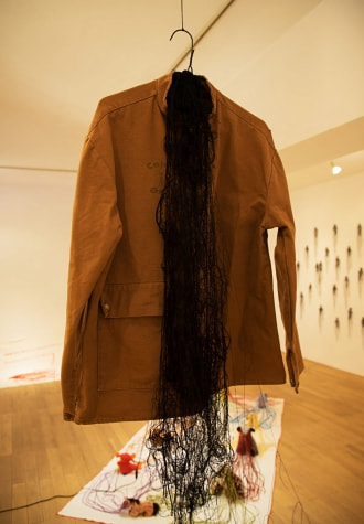 牛島光太郎の作品『scene』。文字を刺繍した物語性の強い作品。