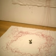 牛島光太郎の作品『scene』。文字を刺繍した物語性の強い作品。