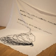 牛島光太郎の作品『scene』。文字を刺繍した物語性の強い作品。