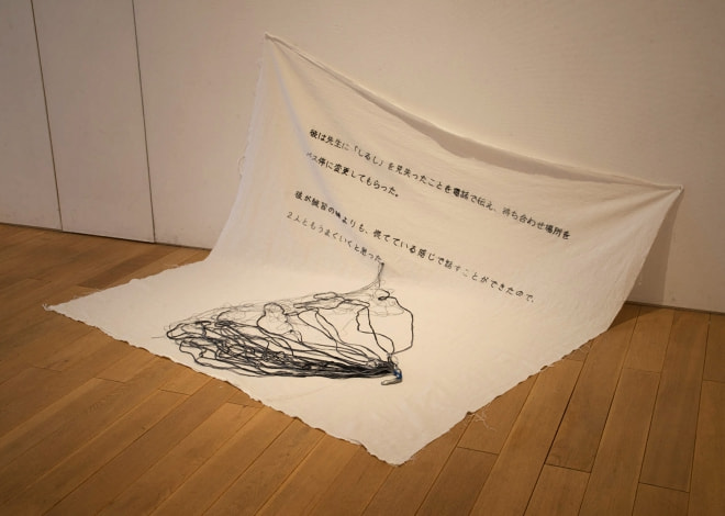 牛島光太郎の作品『scene』。文字を刺繍した物語性の強い作品。