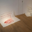牛島光太郎の作品『scene』。文字を刺繍した物語性の強い作品。