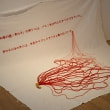 牛島光太郎の作品『scene』。文字を刺繍した物語性の強い作品。