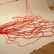 牛島光太郎の作品『scene』。文字を刺繍した物語性の強い作品。