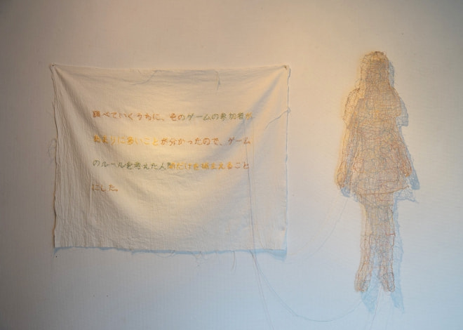 牛島光太郎の作品『scene』。文字を刺繍した物語性の強い作品。
