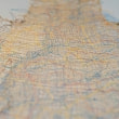 牛島光太郎の作品『scene』。文字を刺繍した物語性の強い作品。