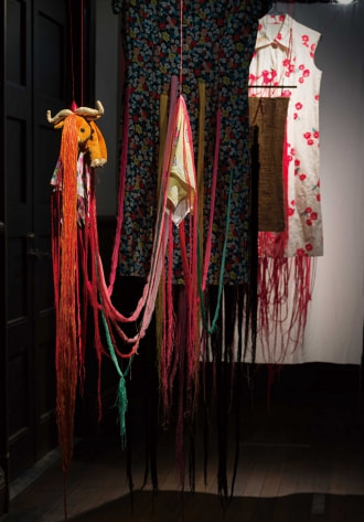 牛島光太郎の作品『scene』。文字を刺繍した物語性の強い作品。