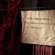 牛島光太郎の作品『scene』。文字を刺繍した物語性の強い作品。