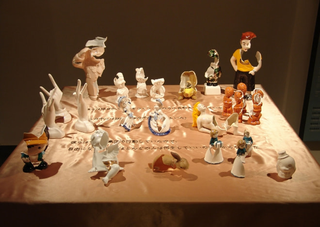 牛島光太郎の作品『scene』。文字を刺繍した物語性の強い作品。