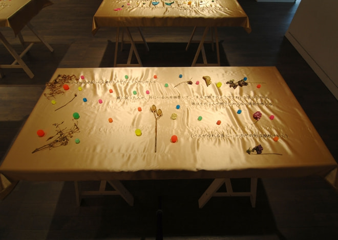 牛島光太郎の作品『scene』。文字を刺繍した物語性の強い作品。