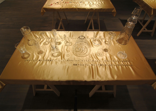 牛島光太郎の作品『scene』。文字を刺繍した物語性の強い作品。