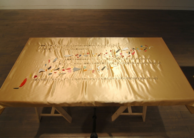 牛島光太郎の作品『scene』。文字を刺繍した物語性の強い作品。