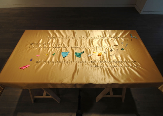 牛島光太郎の作品『scene』。文字を刺繍した物語性の強い作品。