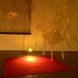 牛島光太郎の作品『scene』。文字を刺繍した物語性の強い作品。