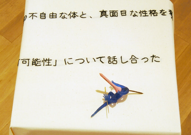 牛島光太郎の作品『scene』。文字を刺繍した物語性の強い作品。
