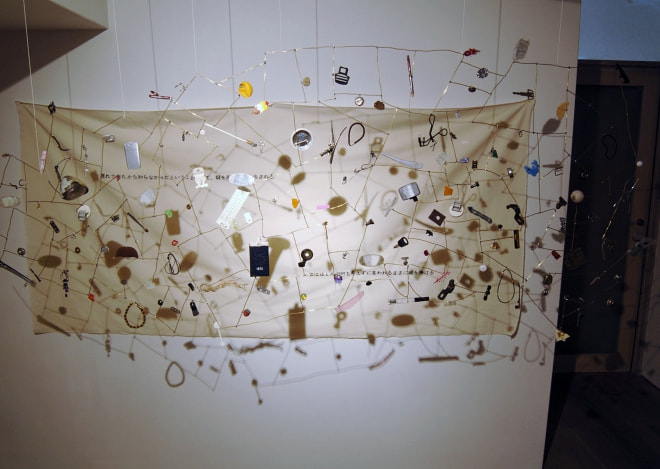 牛島光太郎の作品『scene』。文字を刺繍した物語性の強い作品。