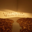牛島光太郎の作品『scene』。造形した文字を作中に取り込んだ物語性の強い作品。