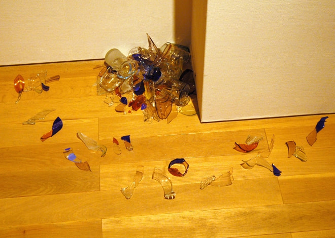 牛島光太郎の作品『scene』。造形した文字を作中に取り込んだ物語性の強い作品。