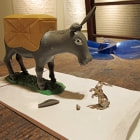 牛島光太郎の作品『意図的な偶然』。日常生活で実際に拾ったモノや、思い入れのあるモノと文字を刺繍した布で構成する作品。