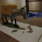 牛島光太郎の作品『意図的な偶然』。日常生活で実際に拾ったモノや、思い入れのあるモノと文字を刺繍した布で構成する作品。