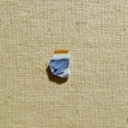 牛島光太郎の作品『意図的な偶然』。日常生活で実際に拾ったモノや、思い入れのあるモノと文字を刺繍した布で構成する作品。