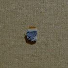 牛島光太郎の作品『意図的な偶然』。日常生活で実際に拾ったモノや、思い入れのあるモノと文字を刺繍した布で構成する作品。