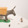 牛島光太郎の作品『意図的な偶然』。日常生活で実際に拾ったモノや、思い入れのあるモノと文字を刺繍した布で構成する作品。