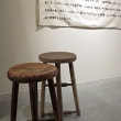 牛島光太郎の作品『意図的な偶然』。日常生活で実際に拾ったモノや、思い入れのあるモノと文字を刺繍した布で構成する作品。