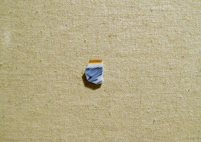 牛島光太郎の作品『意図的な偶然』。日常生活で実際に拾ったモノや、思い入れのあるモノと文字を刺繍した布で構成する作品。