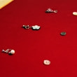 牛島光太郎の作品『意図的な偶然』。日常生活で実際に拾ったモノや、思い入れのあるモノと文字を刺繍した布で構成する作品。