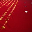 牛島光太郎の作品『意図的な偶然』。日常生活で実際に拾ったモノや、思い入れのあるモノと文字を刺繍した布で構成する作品。