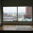 牛島光太郎の作品『意図的な偶然』。日常生活で実際に拾ったモノや、思い入れのあるモノと文字を刺繍した布で構成する作品。