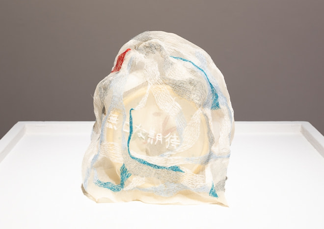 牛島光太郎の作品『みちのもの』。国内外の路上や駅などで拾い集めているモノ（キーホルダーやボタンやピアスなど）を展示した作品。
