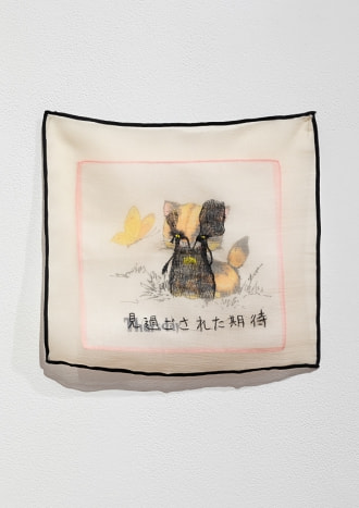 牛島光太郎の作品『みちのもの』。国内外の路上や駅などで拾い集めているモノ（キーホルダーやボタンやピアスなど）を展示した作品。