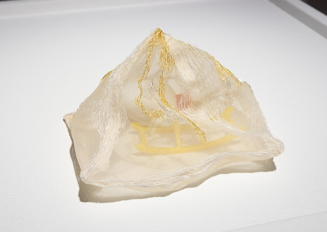 牛島光太郎の作品『みちのもの』。国内外の路上や駅などで拾い集めているモノ（キーホルダーやボタンやピアスなど）を展示した作品。