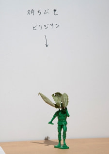 牛島光太郎の作品『組み合わせの方法』。日用品を組み合わせたモノと壁に油性ペンで言葉（文字）を書いた作品。