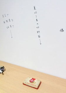 牛島光太郎の作品『組み合わせの方法』。日用品を組み合わせたモノと壁に油性ペンで言葉（文字）を書いた作品。