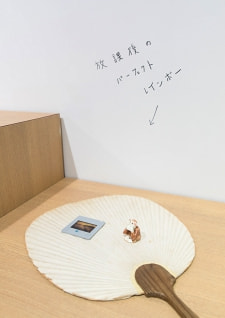 牛島光太郎の作品『組み合わせの方法』。日用品を組み合わせたモノと壁に油性ペンで言葉（文字）を書いた作品。