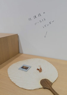牛島光太郎の作品『組み合わせの方法』。日用品を組み合わせたモノと壁に油性ペンで言葉（文字）を書いた作品。