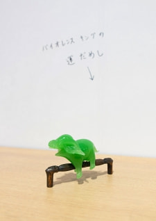 牛島光太郎の作品『組み合わせの方法』。日用品を組み合わせたモノと壁に油性ペンで言葉（文字）を書いた作品。