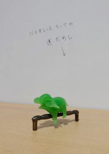 牛島光太郎の作品『組み合わせの方法』。日用品を組み合わせたモノと壁に油性ペンで言葉（文字）を書いた作品。