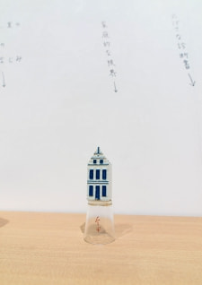 牛島光太郎の作品『組み合わせの方法』。日用品を組み合わせたモノと壁に油性ペンで言葉（文字）を書いた作品。